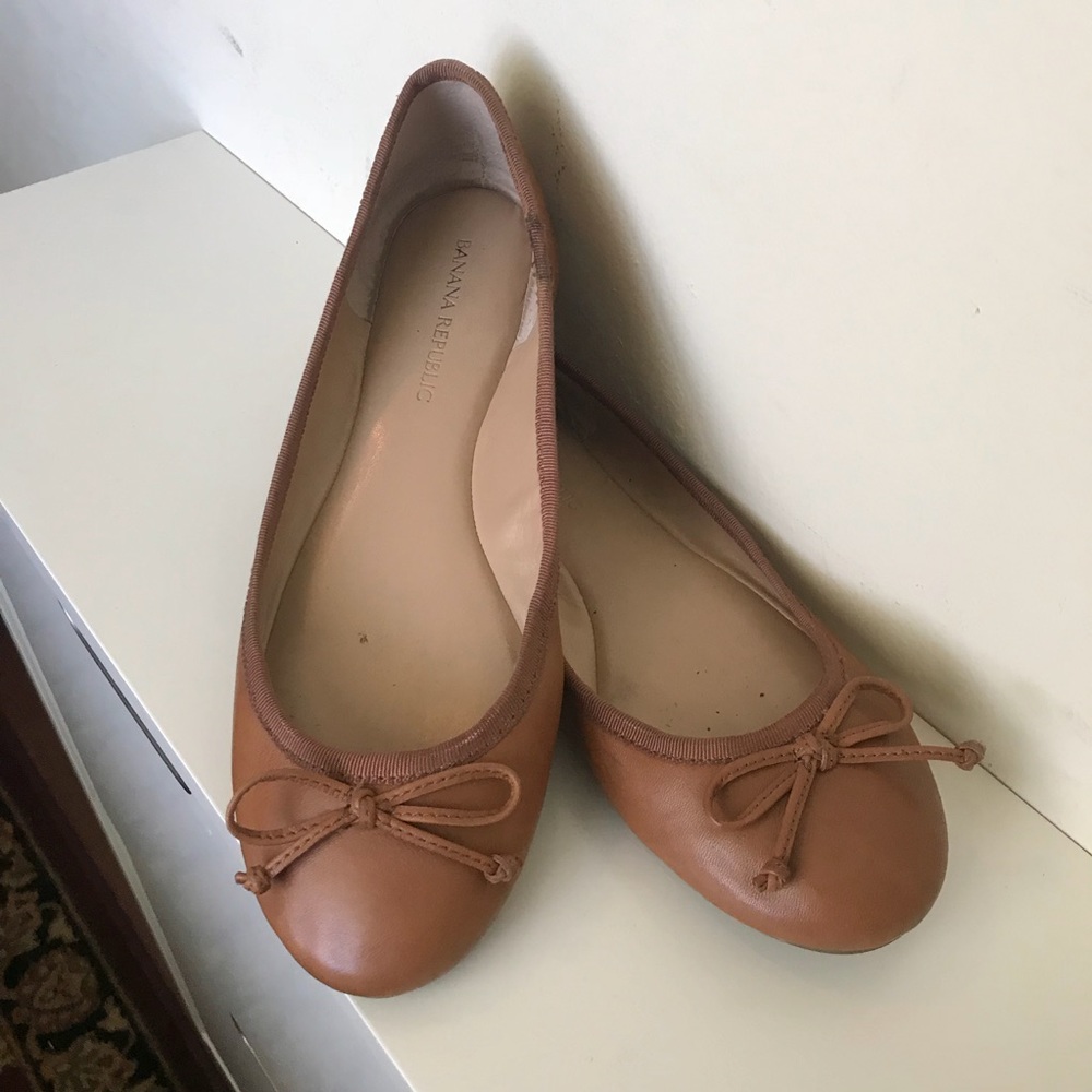 Banana republic tan leather flat